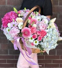 Цветочная композиция из Розы, Хризантемы, Пионы и Лизиантусы в корзине в Мечниково