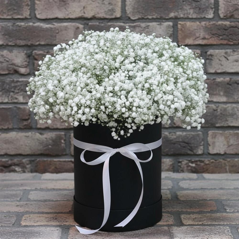 Цветочная композиция из Гипсофила в шляпной коробке в Мечниково